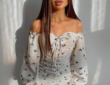 Платье со сборкой в цветочный принт Платье со сборкой в цветочный принт | PUSHKA SHOP