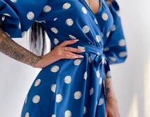 Платье миди в горох с запахом и объемными рукавами Платье миди в горох с запахом и объемными рукавами | PUSHKA SHOP