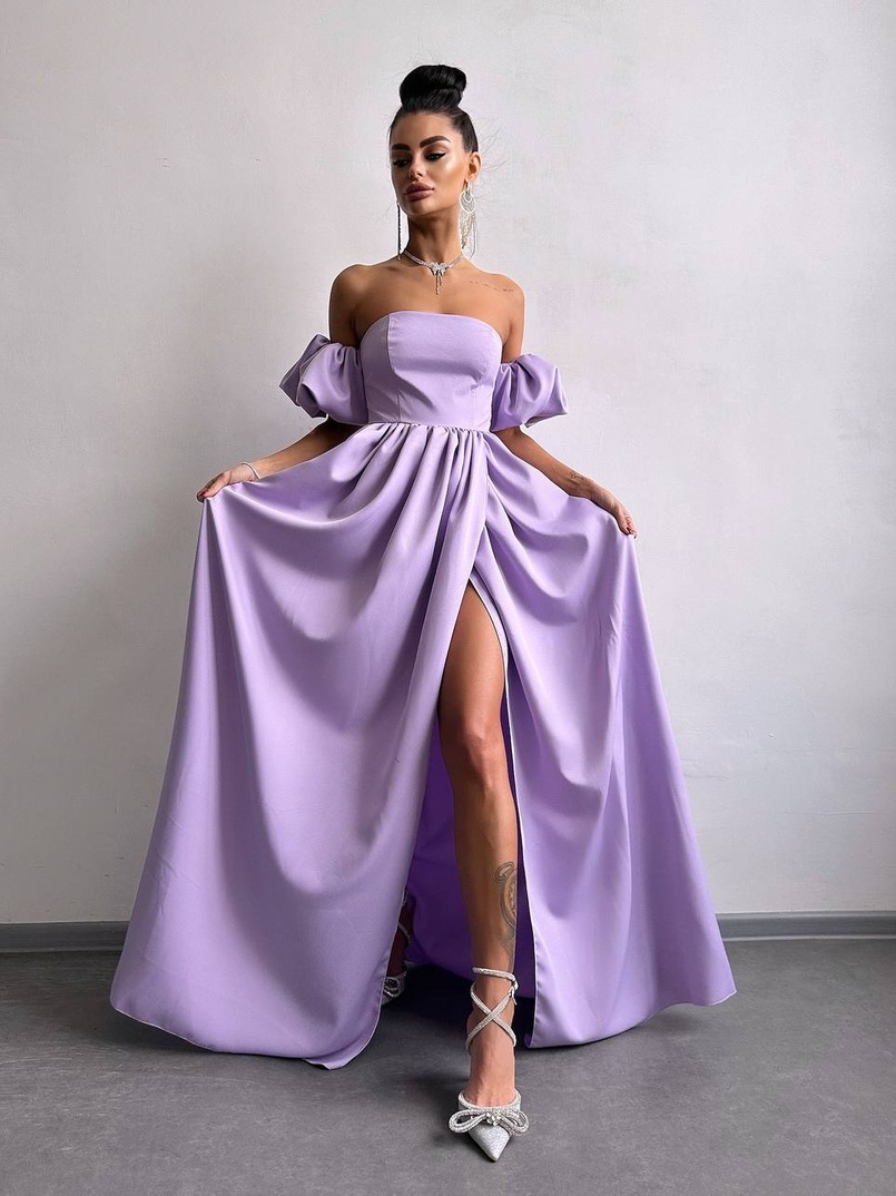 Сукня максі з розрізом на спідниці та об’ємними рукавами Сукня максі з розрізом на спідниці та об’ємними рукавами | PUSHKA SHOP