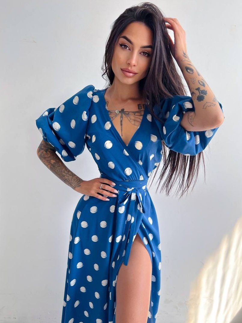 Платье миди в горох с запахом и объемными рукавами Платье миди в горох с запахом и объемными рукавами | PUSHKA SHOP