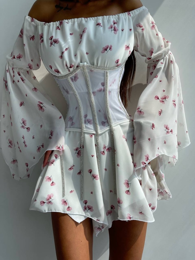 Шифонова сукня на підкладці з розкльошеними рукавами з асиметричною спідницею + корсет декорований стразами Шифонова сукня на підкладці з розкльошеними рукавами з асиметричною спідницею + корсет декорований стразами | PUSHKA SHOP