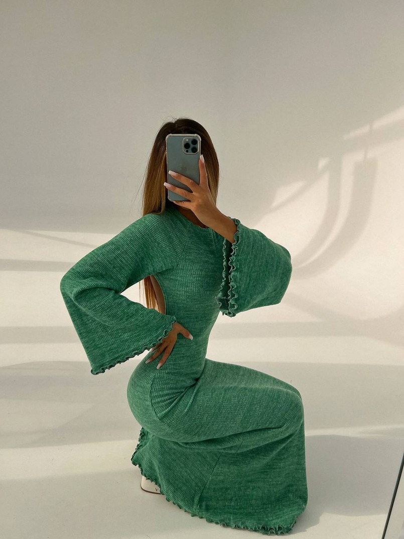 Трикотажна сукня максі з розкльошеними рукавами та відкритою спиною Трикотажна сукня максі з розкльошеними рукавами та відкритою спиною | PUSHKA SHOP