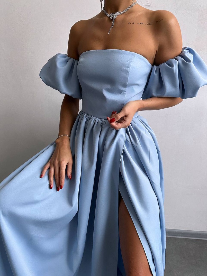 Сукня максі з розрізом на спідниці та об’ємними рукавами Сукня максі з розрізом на спідниці та об’ємними рукавами | PUSHKA SHOP