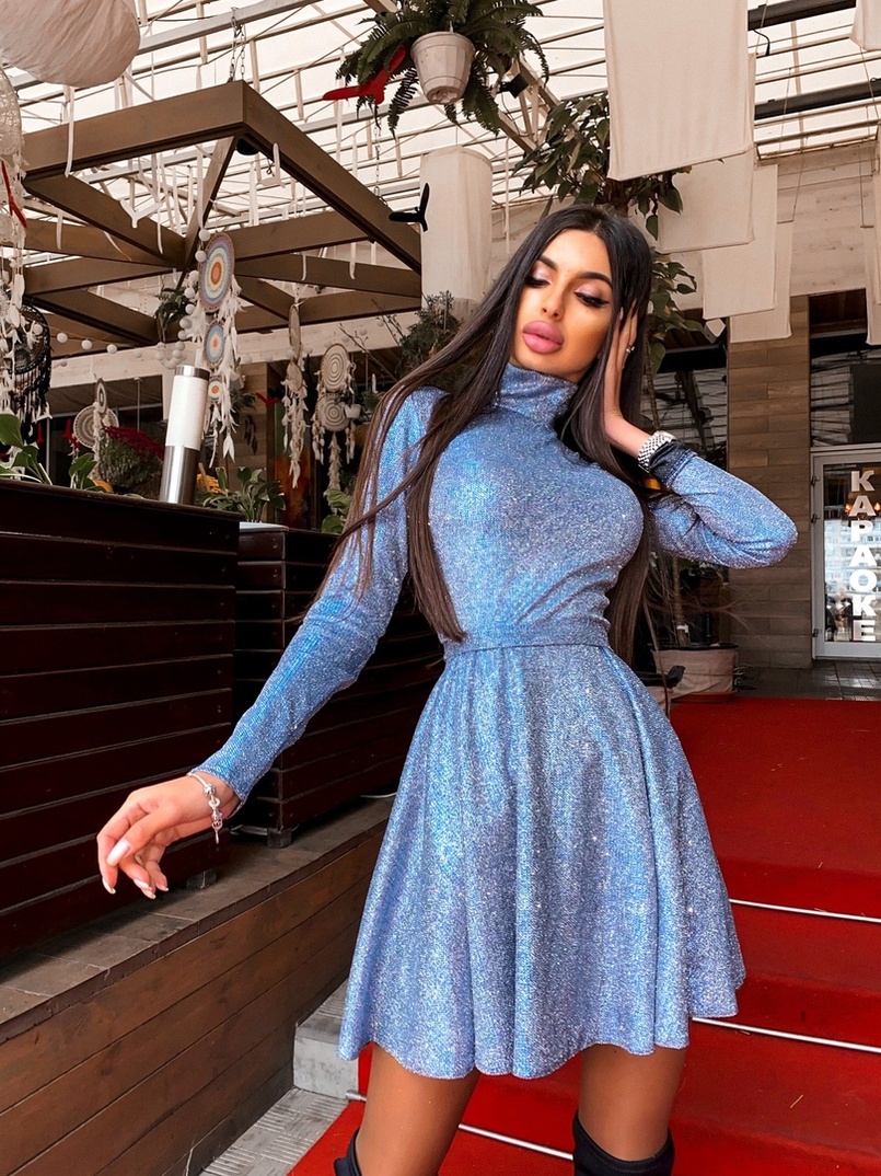 Блестящее платье с расклешенной юбкой и высоким воротом Блестящее платье с расклешенной юбкой и высоким воротом | PUSHKA SHOP