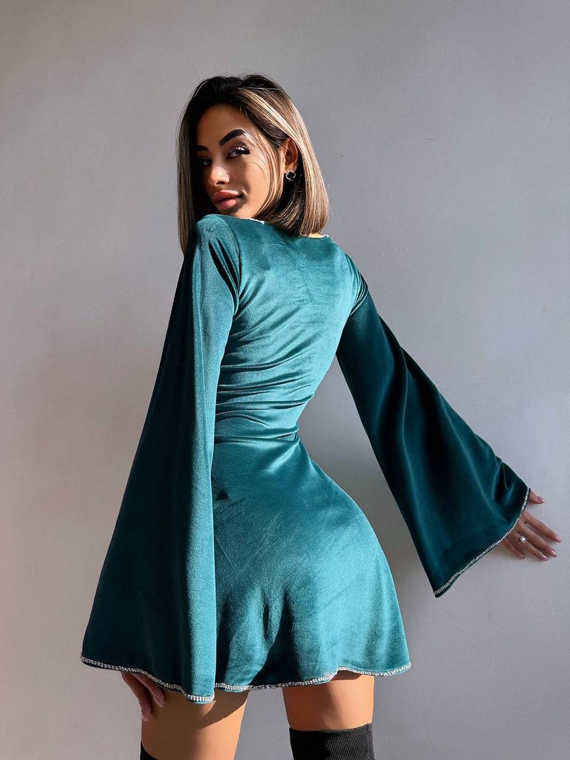 Оксамитова сукня, декорована стразами з розкльошоними рукавами Оксамитова сукня, декорована стразами з розкльошоними рукавами | PUSHKA SHOP