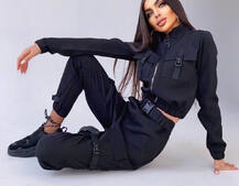 Костюм с брюками-карго декорированный застежками-фастекс Костюм с брюками-карго декорированный застежками-фастекс | PUSHKA SHOP