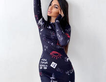 Платье с креативным принтом и металлическими застежками Платье с креативным принтом и металлическими застежками | PUSHKA SHOP