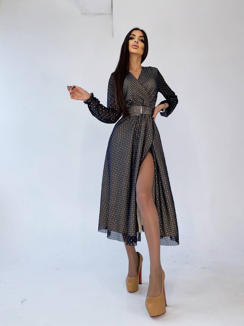 Платье миди с запахом на груди и разрезом на юбке Платье миди с запахом на груди и разрезом на юбке | PUSHKA SHOP