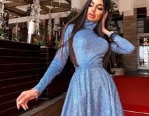 Блестящее платье с расклешенной юбкой и высоким воротом Блестящее платье с расклешенной юбкой и высоким воротом | PUSHKA SHOP