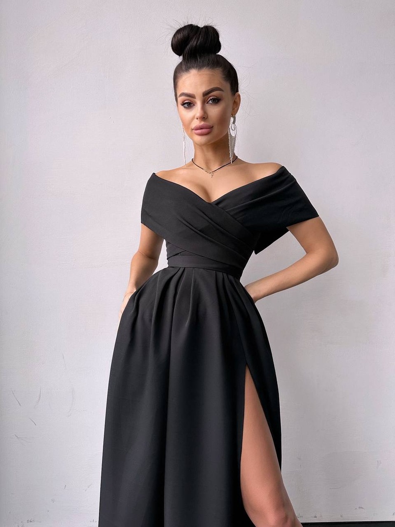 Сукня максі  з відкритими плечима та розрізом на спідниці Сукня максі  з відкритими плечима та розрізом на спідниці | PUSHKA SHOP