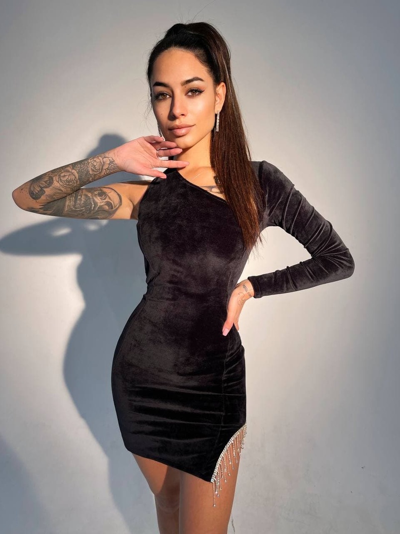 Бархатное платье, декорированное бахромой из страз Бархатное платье, декорированное бахромой из страз | PUSHKA SHOP