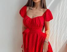 Платье со сборкой на груди и пышной юбкой Платье со сборкой на груди и пышной юбкой | PUSHKA SHOP