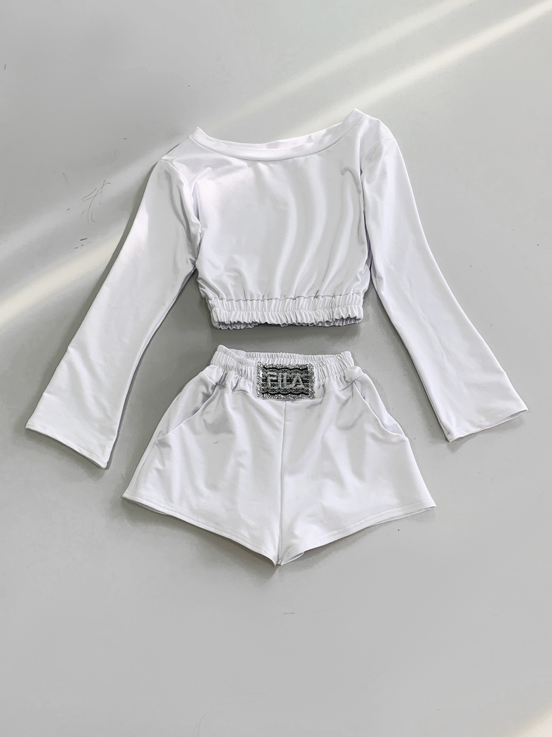 Костюм с расклешенными рукавами и шортами с нашивкой | PUSHKA SHOP