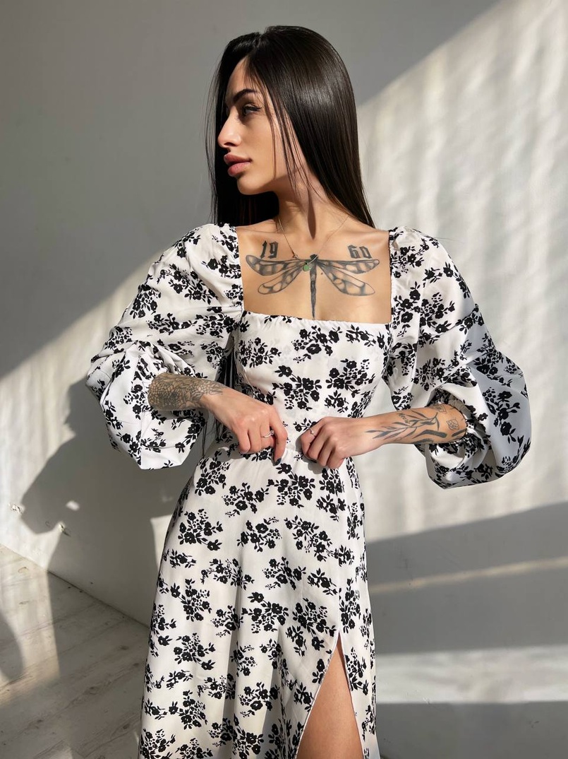 Цветочное платье-миди со шнуровкой на спинке и разрезом на ножке  Цветочное платье-миди со шнуровкой на спинке и разрезом на ножке  | PUSHKA SHOP