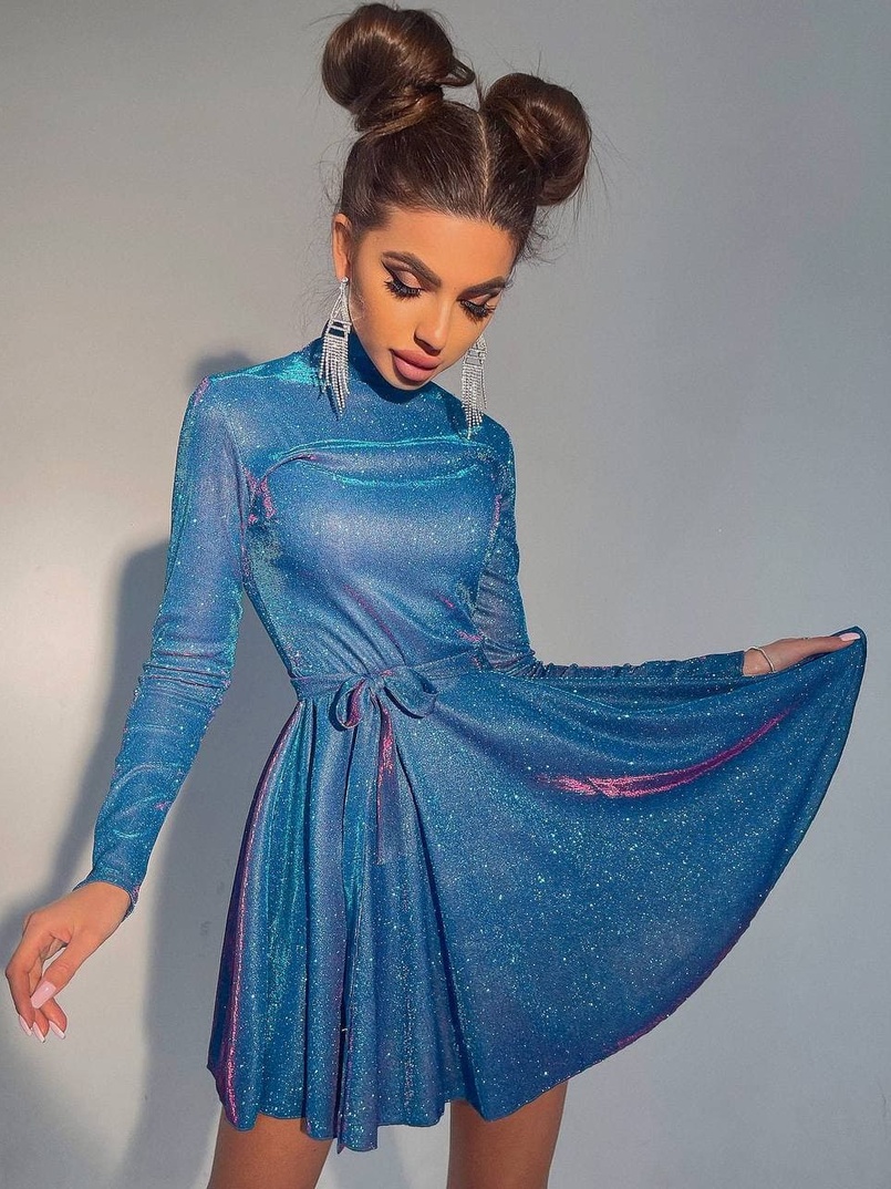 Блестящее платье с расклешенной юбкой и высоким воротом Блестящее платье с расклешенной юбкой и высоким воротом | PUSHKA SHOP