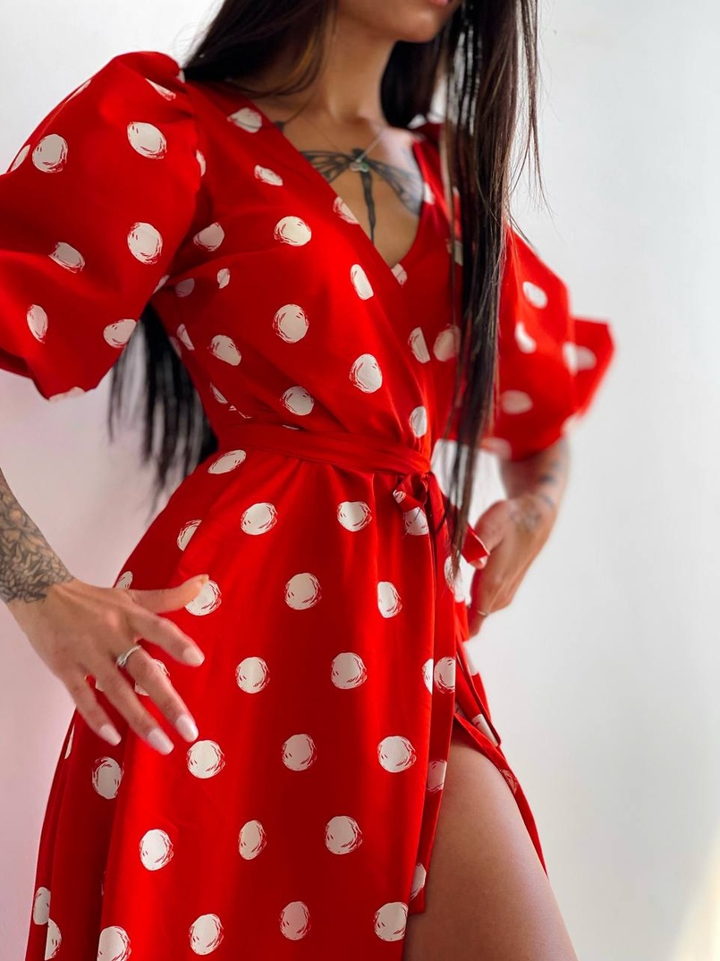 Платье миди в горох с запахом и объемными рукавами Платье миди в горох с запахом и объемными рукавами | PUSHKA SHOP