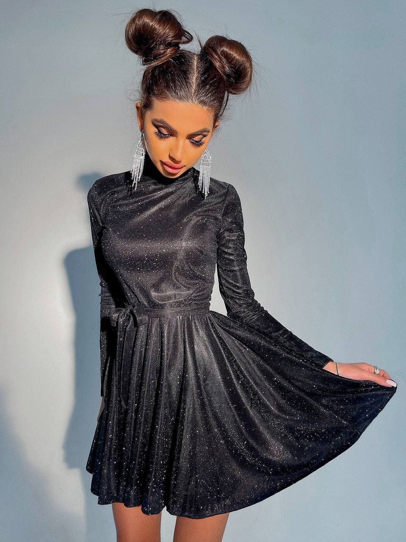 Блестящее платье с расклешенной юбкой и высоким воротом Блестящее платье с расклешенной юбкой и высоким воротом | PUSHKA SHOP