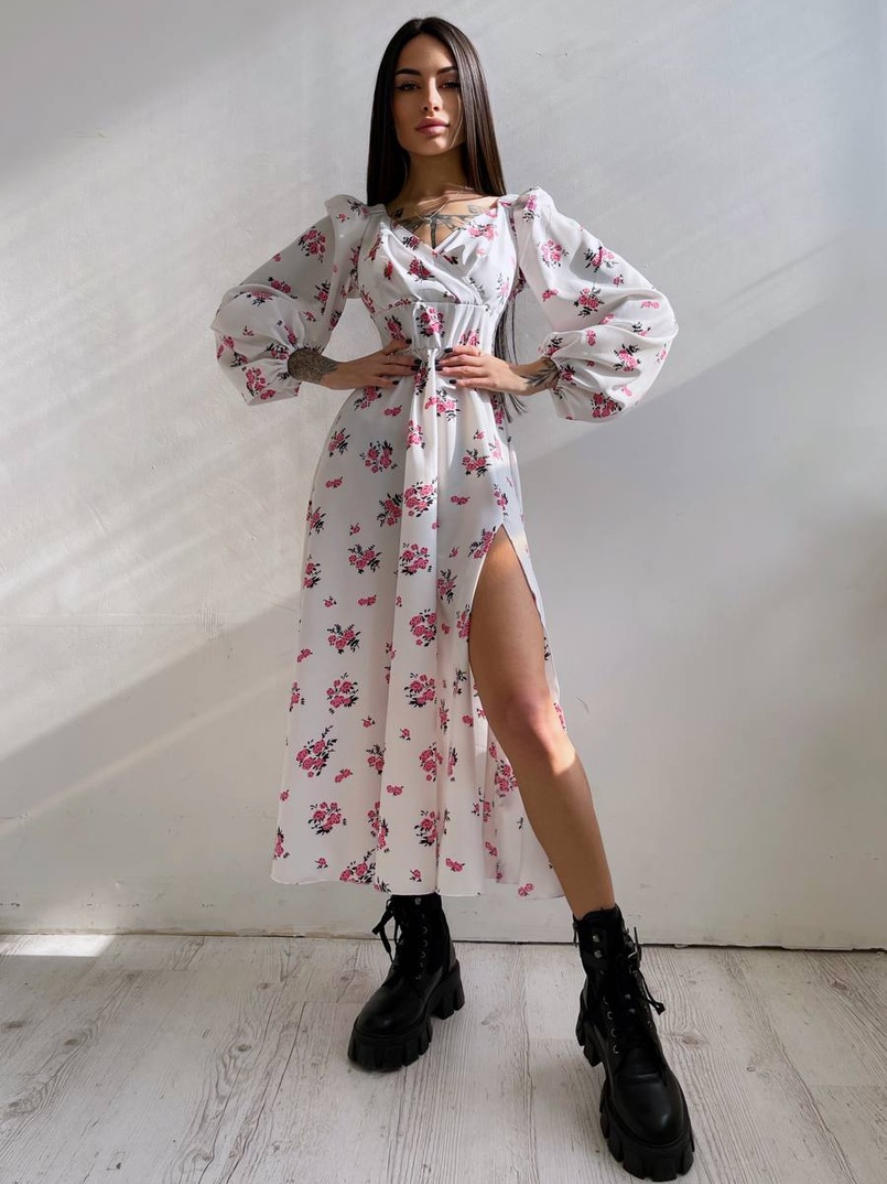 Цветочное платье-миди с разрезом и объемными рукавами Цветочное платье-миди с разрезом и объемными рукавами | PUSHKA SHOP