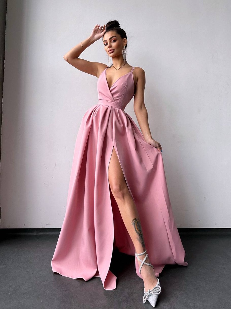 Сукня максі на тонких бретелях з розрізом на спідниці Сукня максі на тонких бретелях з розрізом на спідниці | PUSHKA SHOP